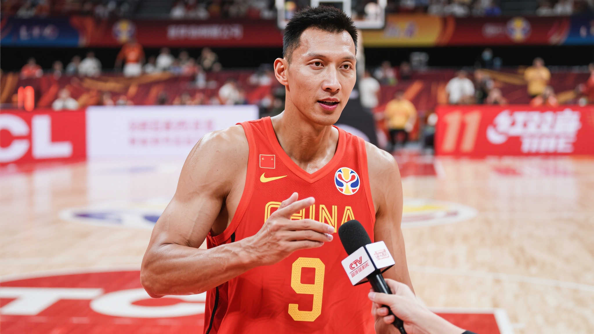 随着中国篮球运动员易建联备受关注的央视专访突然取消